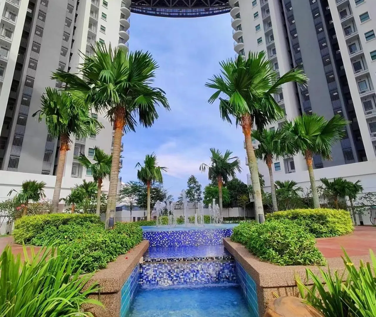 Apartman Central Kl City Condo With Balcony Infinity Pool & Lrt Mrt & Klcc Mall Access Kuala Lumpur